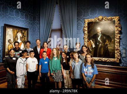 DEN HAAG - Kinder während eines Gesprächs mit Premierminister Mark Rutte und Minister Hanke Bruins Slot (Innenministerium) über die Sklaverei in Mauritshuis. Laut Untersuchungen des Kinderkorrespondenten schämen sich mehr als die Hälfte der Kinder für diesen Teil der niederländischen Geschichte. ANP KOEN VAN WEEL niederlande raus - belgien raus Stockfoto