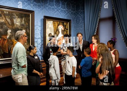 DEN HAAG - Kinder während eines Gesprächs mit Premierminister Mark Rutte und Minister Hanke Bruins Slot (Innenministerium) über die Sklaverei in Mauritshuis. Laut Untersuchungen des Kinderkorrespondenten schämen sich mehr als die Hälfte der Kinder für diesen Teil der niederländischen Geschichte. ANP KOEN VAN WEEL niederlande raus - belgien raus Stockfoto