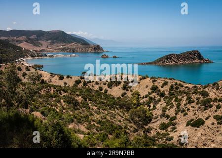 Die Bucht von Cala Iris liegt in Marokko, im Alboran-Meer, in der Provinz Al Hoceima. Es ist Teil des Al Hoceima Nationalparks. Diese Ruhe Stockfoto