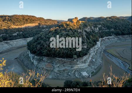 Mäander des Flusses Ter und Benediktinerkloster Sant Pere de Casserres, Stausee Sau, Osona, Barcelona, spanien Stockfoto