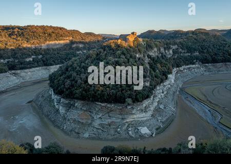 Mäander des Flusses Ter und Benediktinerkloster Sant Pere de Casserres, Stausee Sau, Osona, Barcelona, spanien Stockfoto