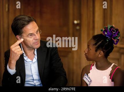 DEN HAAG - Kinder während eines Gesprächs mit Premierminister Mark Rutte auf Mauritshuis über die Vergangenheit der Sklaverei. Laut Untersuchungen des Kinderkorrespondenten schämen sich mehr als die Hälfte der Kinder für diesen Teil der niederländischen Geschichte. ANP KOEN VAN WEEL niederlande raus - belgien raus Stockfoto