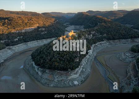 Mäander des Flusses Ter und Benediktinerkloster Sant Pere de Casserres, Stausee Sau, Osona, Barcelona, spanien Stockfoto