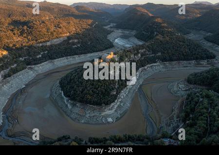 Mäander des Flusses Ter und Benediktinerkloster Sant Pere de Casserres, Stausee Sau, Osona, Barcelona, spanien Stockfoto