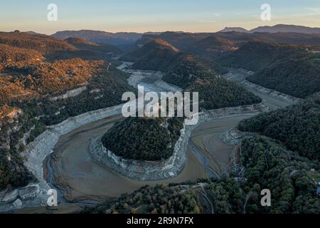 Mäander des Flusses Ter und Benediktinerkloster Sant Pere de Casserres, Stausee Sau, Osona, Barcelona, spanien Stockfoto