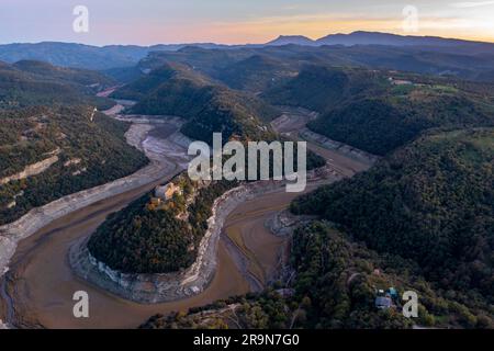 Mäander des Flusses Ter und Benediktinerkloster Sant Pere de Casserres, Stausee Sau, Osona, Barcelona, spanien Stockfoto