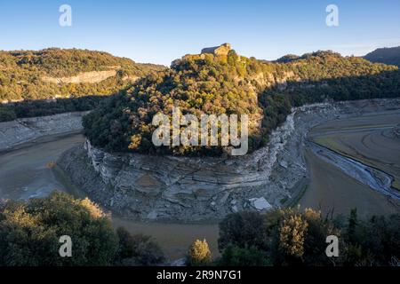 Mäander des Flusses Ter und Benediktinerkloster Sant Pere de Casserres, Stausee Sau, Osona, Barcelona, spanien Stockfoto