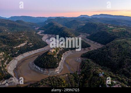 Mäander des Flusses Ter und Benediktinerkloster Sant Pere de Casserres, Stausee Sau, Osona, Barcelona, spanien Stockfoto