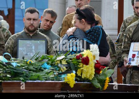 Kiew, Ukraine. 28. Juni 2023. Verwandte und Freunde weinen in der Nähe des Sarges mit der Leiche des Militärdienstes Yury Samanyuk während des Abschieds auf dem Unabhängigkeitsplatz. Im russisch-ukrainischen Krieg starb der ehemalige Befehlshaber der separaten mobilen Feuerwehr 'Oril' der 93. Separaten mechanisierten Brigade 'Kholodny Yar' aus der Region Iwano-Frankivsk, Jurij Samaniuk. Juriy Samanyuk ist aus Vorokhta, Iwano-Frankiwsk. Im zivilen Leben war er Trainer im Hand-an-Hand-Sport und stellte Möbel her. (Foto: Aleksandr Gusev/SOPA Images/Sipa USA) Guthaben: SIPA USA/Alamy Live News Stockfoto