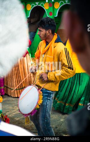 31. Januar 2023, Tehri Garhwal, Uttarakhand, Indien. Dhol Damo, traditionelles Uttarakhandi Trommelinstrument. Traditionelles Tanz- und Musikfestival Durin Stockfoto