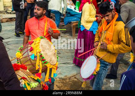 31. Januar 2023, Tehri Garhwal, Uttarakhand, Indien. Dhol Damo, traditionelles Uttarakhandi Trommelinstrument. Traditionelles Tanz- und Musikfestival Durin Stockfoto