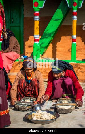 31. Januar 2023, Tehri Garhwal, Uttarakhand, Indien. Frauen bereiten traditionelle Küche in Gruppen während einer Hochzeitszeremonie zu. Bezirk Jaunsar-Jaunp Stockfoto