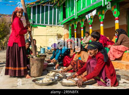 31. Januar 2023, Tehri Garhwal, Uttarakhand, Indien. Frauen bereiten traditionelle Küche in Gruppen während einer Hochzeitszeremonie zu. Bezirk Jaunsar-Jaunp Stockfoto