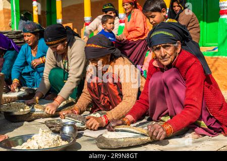 31. Januar 2023, Tehri Garhwal, Uttarakhand, Indien. Frauen bereiten traditionelle Küche in Gruppen während einer Hochzeitszeremonie zu. Bezirk Jaunsar-Jaunp Stockfoto