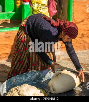 31. Januar 2023, Tehri Garhwal, Uttarakhand, Indien. Frauen bereiten traditionelle Küche in Gruppen während einer Hochzeitszeremonie zu. Bezirk Jaunsar-Jaunp Stockfoto