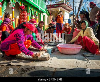 31. Januar 2023, Tehri Garhwal, Uttarakhand, Indien. Frauen bereiten traditionelle Küche in Gruppen während einer Hochzeitszeremonie zu. Bezirk Jaunsar-Jaunp Stockfoto