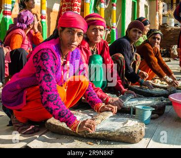 31. Januar 2023, Tehri Garhwal, Uttarakhand, Indien. Frauen bereiten traditionelle Küche in Gruppen während einer Hochzeitszeremonie zu. Bezirk Jaunsar-Jaunp Stockfoto