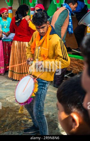 31. Januar 2023, Tehri Garhwal, Uttarakhand, Indien. Dhol Damo, traditionelles Uttarakhandi Trommelinstrument. Traditionelles Tanz- und Musikfestival Durin Stockfoto