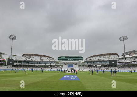 Bodenpersonal bringt Regenschutz während der LV= Insurance Ashes Test Series Second Test Day 1 England gegen Australien bei Lords, London, Großbritannien, 28. Juni 2023 (Foto von Mark Cosgrove/News Images) Stockfoto