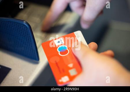 ILLUSTRATION - 23. Juni 2023, Nordrhein-Westfalen, Königswinter: Eine Bankkunden verwendet ihre Giro-Karte mit dem girocard-Logo (r) und dem rot-blauen Maestro-Logo (2-r), um Bargeld von einem Geldautomaten abzuheben. Die Maestro-Funktion der Giro-Karten, die Zahlungen und Barabhebungen im Ausland ermöglicht, wird in Zukunft nicht mehr auf neuen Karten verfügbar sein. Ab dem 1. Juli 2023 werden keine neuen Maestro-Karten mehr ausgestellt. Foto: Thomas Banneyer/dpa Stockfoto