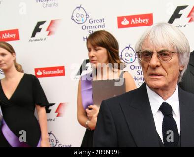 bernie Ecclestone kommt im V&A für das Pre British Formula 1 Grand Prix Wohltätigkeitsdinner in London an Stockfoto