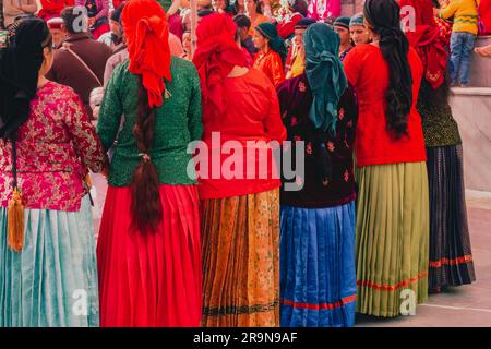 31. Januar 2023, Tehri Garhwal, Uttarakhand, Indien. Traditionelles Tanz- und Musikfestival während einer Hochzeitszeremonie in den Hügeln von Uttarakhand. Pupp Stockfoto