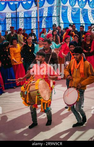 31. Januar 2023, Tehri Garhwal, Uttarakhand, Indien. Dhol Damo, traditionelles Uttarakhandi Trommelinstrument. Traditionelles Tanz- und Musikfestival Durin Stockfoto