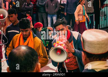 31. Januar 2023, Tehri Garhwal, Uttarakhand, Indien.man singt ein lokales Volkslied auf einem Handlautsprecher. Traditionelles Tanz- und Musikfestival Stockfoto