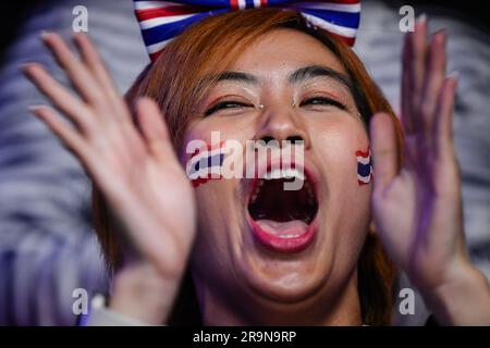 Bangkok, Thailand. 27. Juni 2023. Ein thailändischer Fan jubelt beim FIVB Volleyball Women's National League Pool in der 6. Woche 3 zwischen den Frauen Thailands und den Niederlanden im Hua Mak Indoor Stadium. (Endstand; Thailand Women Lose Netherlands Women 0-3 26-28, 18-25, 20-25) Guthaben: SOPA Images Limited/Alamy Live News Stockfoto