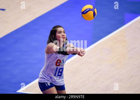 Bangkok, Thailand. 27. Juni 2023. Ajcharaporn Kongyot (Nr. 18) aus Thailand während des 6-wöchigen Spiels der FIVB Volleyball Women's National League im Hua Mak Indoor Stadium in der 3. Liga mit Frauen aus Thailand und den Niederlanden gesehen. (Endstand; Thailand Women Lose Netherlands Women 0-3 26-28, 18-25, 20-25) Guthaben: SOPA Images Limited/Alamy Live News Stockfoto