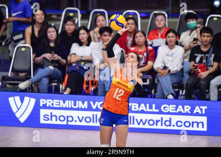 Bangkok, Thailand. 27. Juni 2023. Bongaerts (Nr. 12) aus den Niederlanden während des FIVB Volleyball Women's National League Pool in den 6 Wochen 3 zwischen Frauen aus Thailand und den Niederlanden im Hua Mak Indoor Stadium gesehen. (Endstand; Thailand Women Lose Netherlands Women 0-3 26-28, 18-25, 20-25) Guthaben: SOPA Images Limited/Alamy Live News Stockfoto