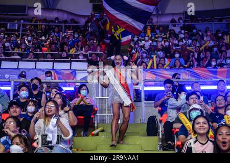 Bangkok, Thailand. 27. Juni 2023. Thailändische Fans jubeln beim FIVB Volleyball Women's National League Pool in Woche 6 3 zwischen den Frauen Thailands und den Niederlanden im Hua Mak Indoor Stadium. (Endergebnis: Thailand Women Lose Netherlands Women 0-3 26-28, 18-25, 20-25) (Foto: Amphol Thongmueangluang/SOPA Images/Sipa USA) Guthaben: SIPA USA/Alamy Live News Stockfoto