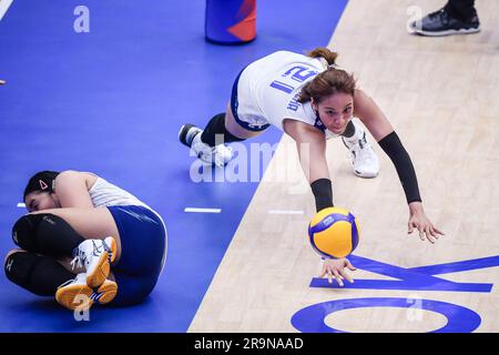 Bangkok, Thailand. 27. Juni 2023. Thanacha Sooksod (Nr.21) aus Thailand während des FIVB Volleyball Women's National League Pool in den 6 Wochen 3 im Hua Mak Indoor Stadium gesehen. (Endergebnis: Thailand Women Lose Netherlands Women 0-3 26-28, 18-25, 20-25) (Foto: Amphol Thongmueangluang/SOPA Images/Sipa USA) Guthaben: SIPA USA/Alamy Live News Stockfoto