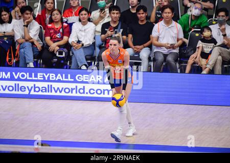 Bangkok, Thailand. 27. Juni 2023. Bongaerts (Nr. 12) aus den Niederlanden während des FIVB Volleyball Women's National League Pool in den 6 Wochen 3 zwischen Frauen aus Thailand und den Niederlanden im Hua Mak Indoor Stadium gesehen. (Endergebnis: Thailand Women Lose Netherlands Women 0-3 26-28, 18-25, 20-25) (Foto: Amphol Thongmueangluang/SOPA Images/Sipa USA) Guthaben: SIPA USA/Alamy Live News Stockfoto