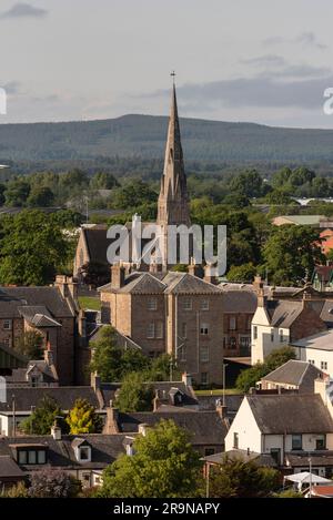 Invergordon, Schottland, Großbritannien. 3. Juni 2023 Der Turm der schottischen Kirche ragt über der kleinen Küstenstadt Ivergordon, dem Tor zu den Highlands. Stockfoto