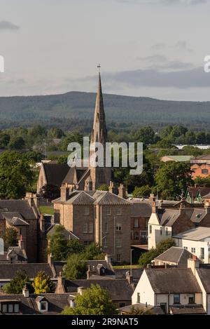 Invergordon, Schottland, Großbritannien. 3. Juni 2023 Der Turm der schottischen Kirche ragt über der kleinen Küstenstadt Ivergordon, dem Tor zu den Highlands. Stockfoto