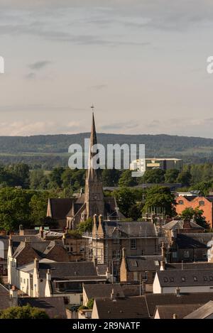 Invergordon, Schottland, Großbritannien. 3. Juni 2023 Der Turm der schottischen Kirche ragt über der kleinen Küstenstadt Ivergordon, dem Tor zu den Highlands. Stockfoto