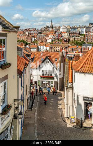 Erhöhte Aussicht auf die Altstadt von Whitby, North Yorkshire, England, Großbritannien Stockfoto