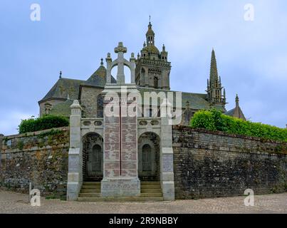 Denkmal für die gefallenen Bürger des Ersten und Zweiten Weltkriegs in der Umgehungsmauer der Pfarrkirche Notre-Dame in Thegonneck in der Bretagne, Frankreich Stockfoto