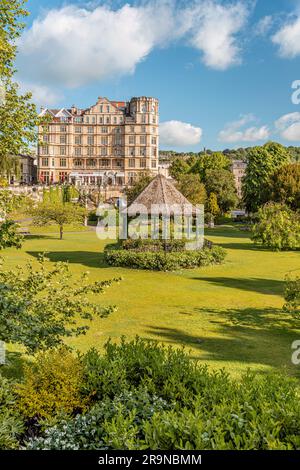 Blick über die Parade Gärten am Ufer des Flusses Avon, Bath, Somerset, England Stockfoto