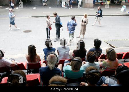 Die Schauspieler Allan V. Watt, Simon Laherty, Jim Russell und Genevieve Morris im Straßentheater „Small Metal Objects“, bei dem vier Schauspieler Mikrofon sind, während das Publikum den dialog über Kopfhörer hört, während er in einer belebten Straße der Stadt stattfindet. Das Sydney Festival, Circular Quay, Sydney, Australien. 08.01.07. Stockfoto