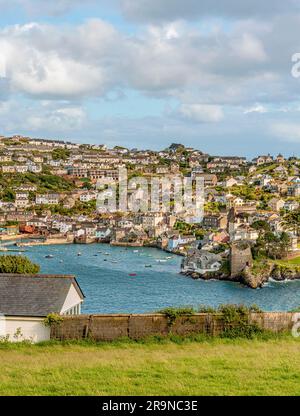 Malerischer Blick von Fowey über den Fluss Fowey in Polruan, Cornwall, England, Großbritannien Stockfoto