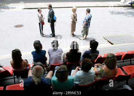 Die Schauspieler Allan V. Watt, Simon Laherty, Jim Russell und Genevieve Morris im Straßentheater „Small Metal Objects“, bei dem vier Schauspieler Mikrofon sind, während das Publikum den dialog über Kopfhörer hört, während er in einer belebten Straße der Stadt stattfindet. Das Sydney Festival, Circular Quay, Sydney, Australien. 08.01.07. Stockfoto