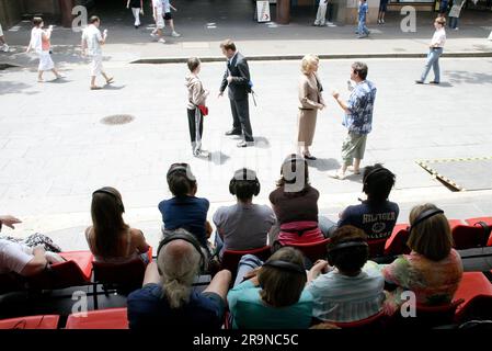 Die Schauspieler Allan V. Watt, Simon Laherty, Jim Russell und Genevieve Morris im Straßentheater „Small Metal Objects“, bei dem vier Schauspieler Mikrofon sind, während das Publikum den dialog über Kopfhörer hört, während er in einer belebten Straße der Stadt stattfindet. Das Sydney Festival, Circular Quay, Sydney, Australien. 08.01.07. Stockfoto