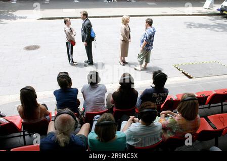 Die Schauspieler Allan V. Watt, Simon Laherty, Jim Russell und Genevieve Morris im Straßentheater „Small Metal Objects“, bei dem vier Schauspieler Mikrofon sind, während das Publikum den dialog über Kopfhörer hört, während er in einer belebten Straße der Stadt stattfindet. Das Sydney Festival, Circular Quay, Sydney, Australien. 08.01.07. Stockfoto