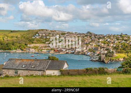 Malerischer Blick von Fowey über den Fluss Fowey in Polruan, Cornwall, England, Großbritannien Stockfoto