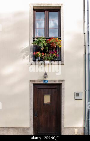 Straße einer kleinen Stadt in Portugal, wo Sie die typischen weißen Wände, Türen und Balkone sehen können Stockfoto