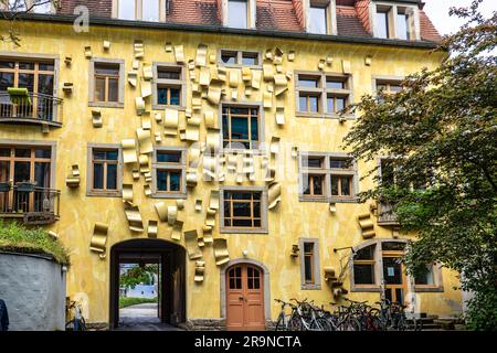 Die Kunsthof-Passage im Bezirk Neustadt Dresden. Kunsthofpassage ist eine Reihe von Innenhöfen, die mit moderner Kunst und einem skurrilen Restaurur verjüngt wurden Stockfoto