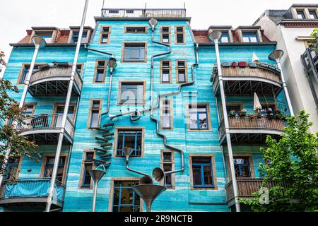 Die Kunsthof-Passage im Bezirk Neustadt Dresden. Kunsthofpassage ist eine Reihe von Innenhöfen, die mit moderner Kunst und einem skurrilen Restaurur verjüngt wurden Stockfoto