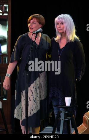 EmmLou Harris mit Sydney Festival Director Lindy Hume. Emmylou Harris, Amerikas mehrfach preisgekrönte First Lady aus Volksliegrass und Country, gibt eine Vorschau auf ihre Schlagzeile beim „Festival First Night“, das jedes Jahr im Januar in Australien, Sydney, Australien, 07.01.11, stattfindet Stockfoto